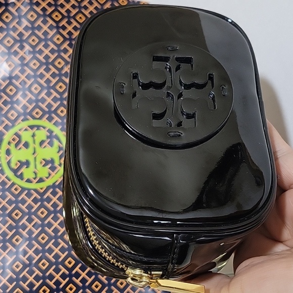 Tory Burch Black patent leather cosmetic pouch with zip - Picture 8 of 11
